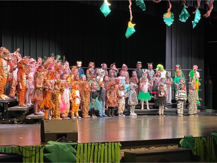 kinder on stage