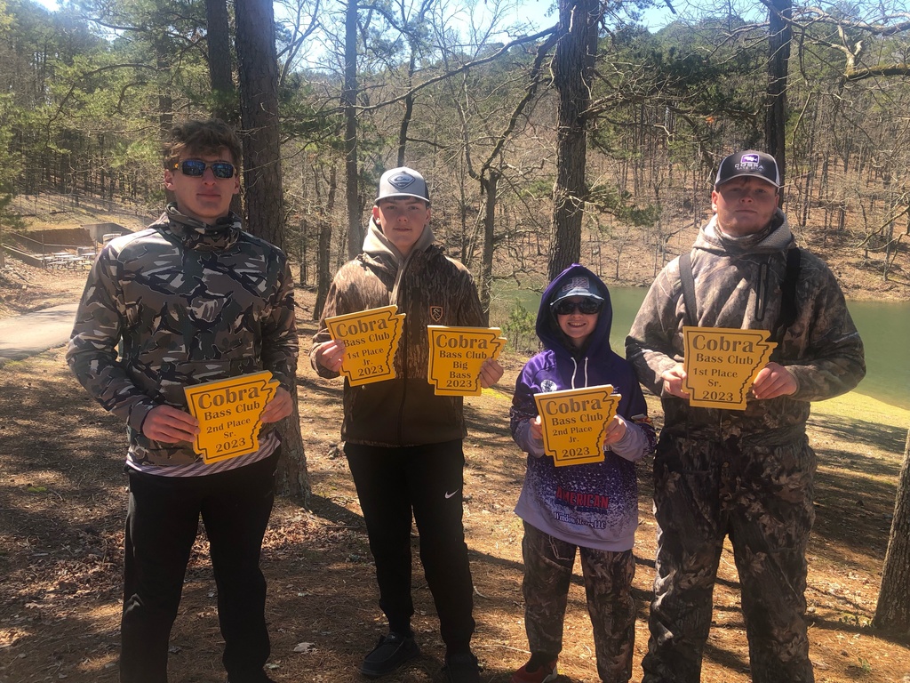 4 students with plaques.